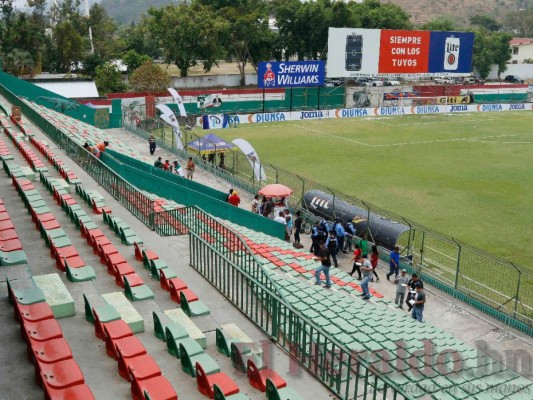 FOTOS: Aficionados y policías se enfrentan afuera del Yankel Rosenthal antes del partido Marathón vs. Motagua